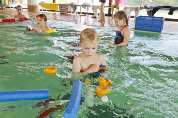 Kinder ab dem 3. Lebensjahr erlernen spielerisch in Begleitung eines Erwachsenen die ersten Schwimmbewegungen. Der Aufenthalt im Wasser wirkt sich positiv auf die körperliche, geistige und soziale Entwicklung der Kinder aus.